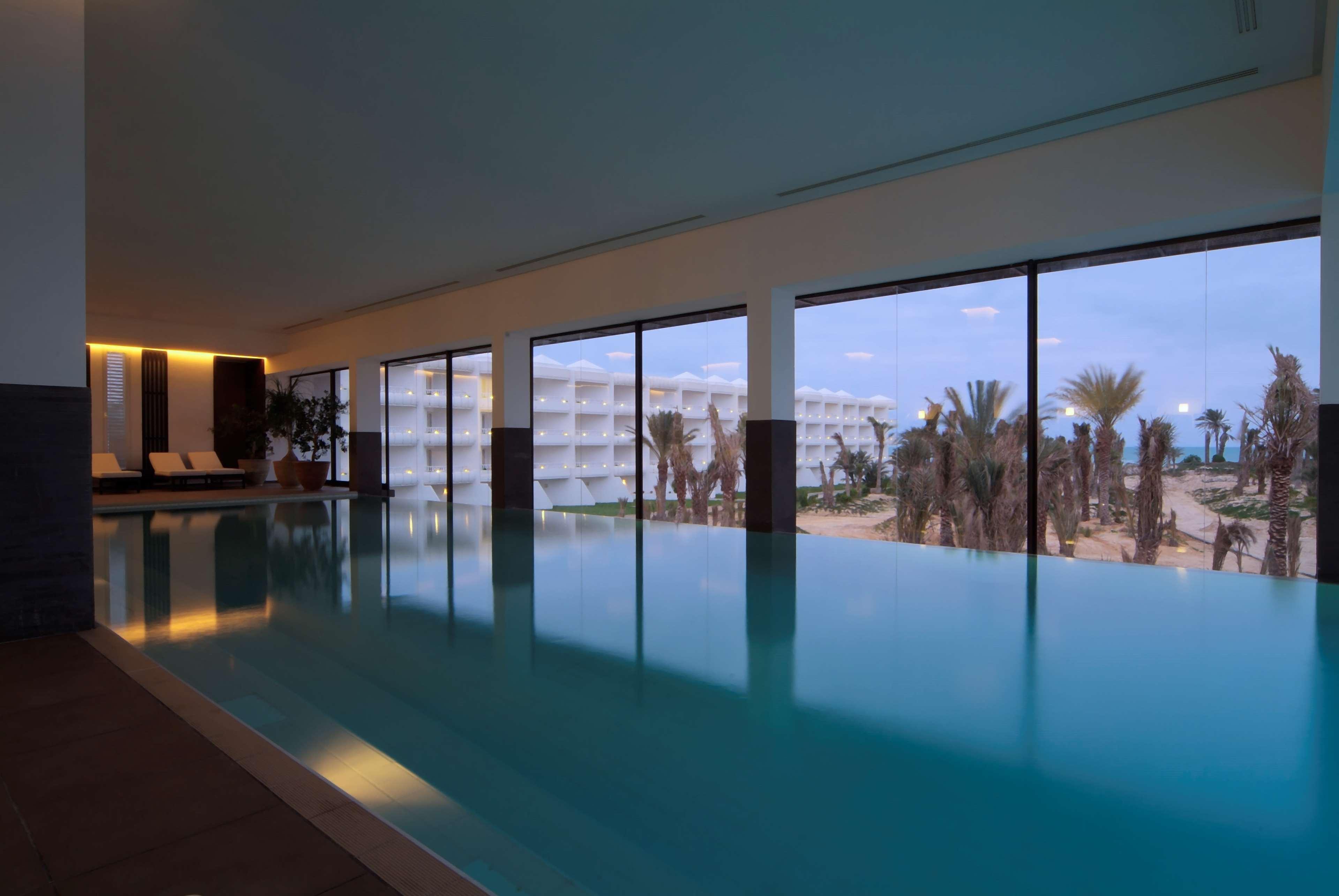 Radisson Blu Palace Resort & Thalasso, Djerba Mezraia Luaran gambar The swimming pool at the hotel