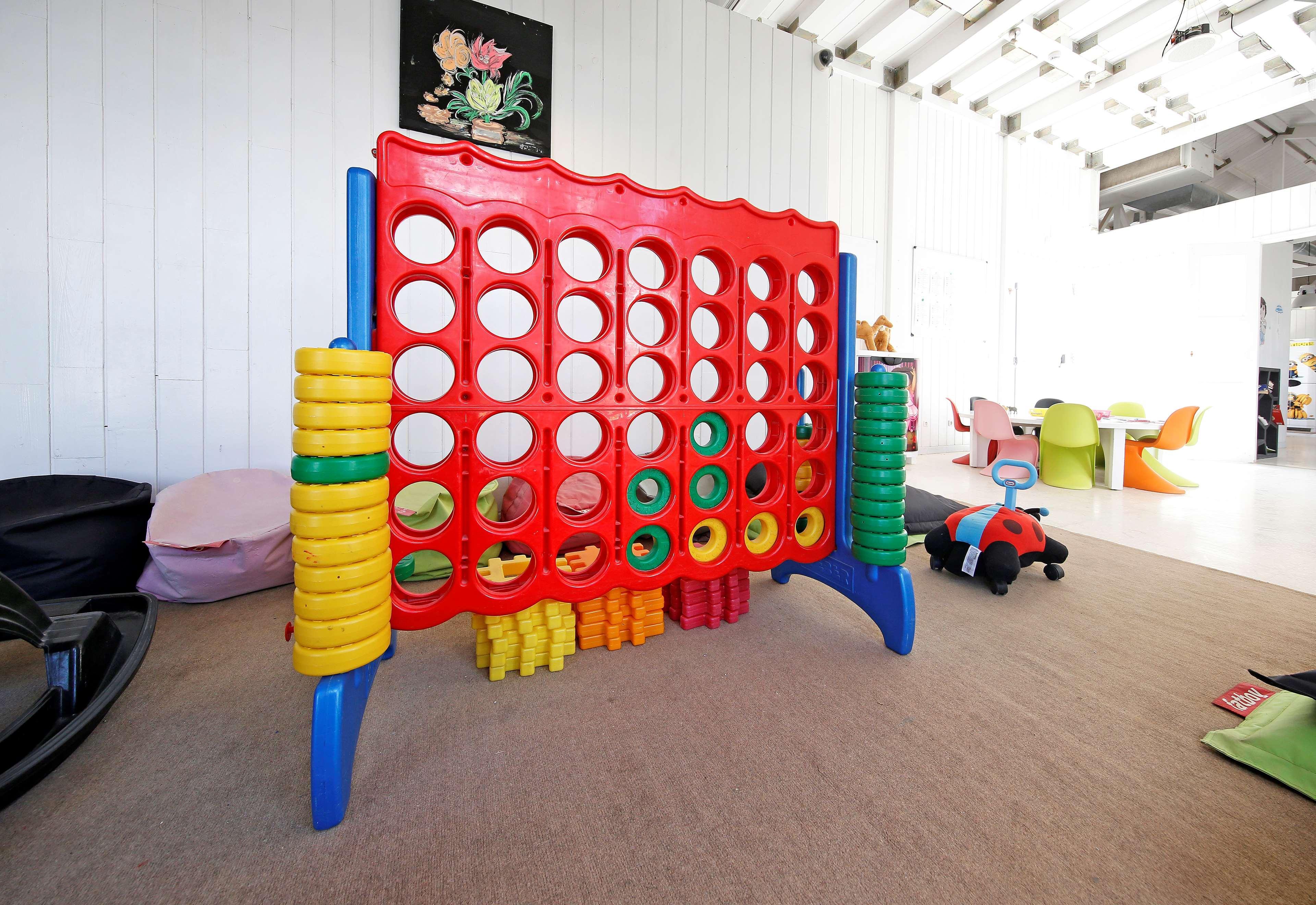 Radisson Blu Palace Resort & Thalasso, Djerba Mezraia Luaran gambar A large Connect Four game
