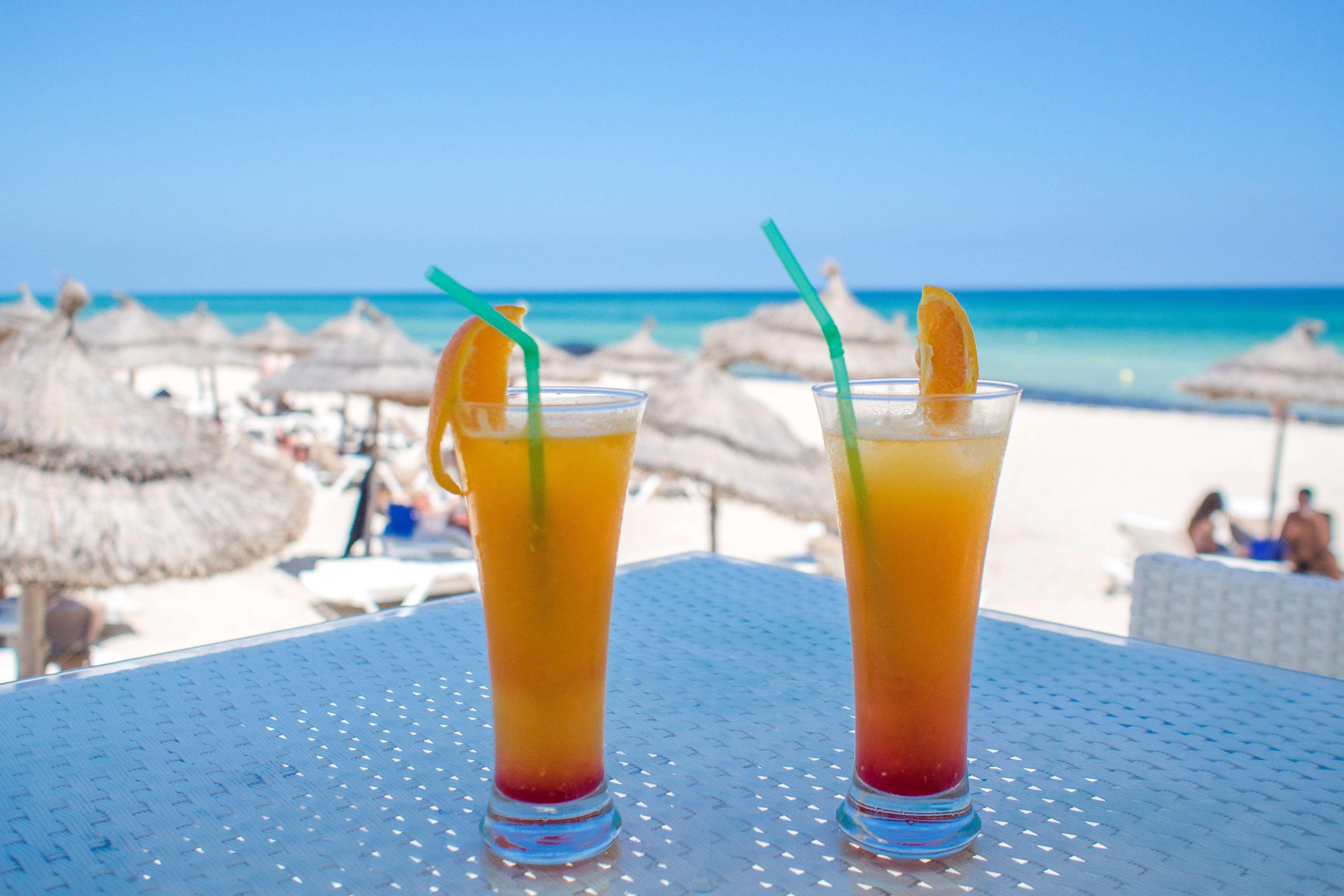 Radisson Blu Palace Resort & Thalasso, Djerba Mezraia Luaran gambar Two tequila sunrises