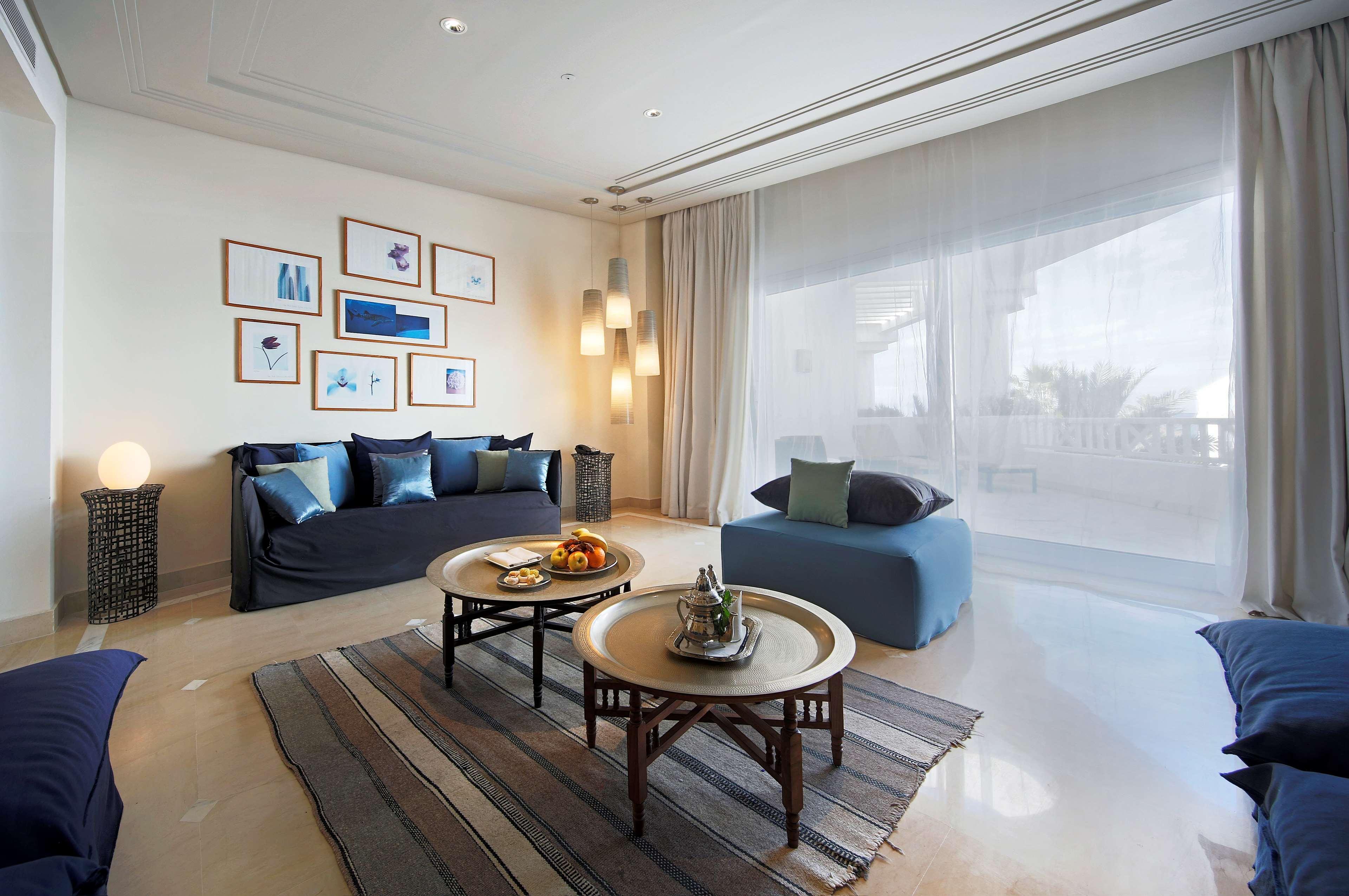 Radisson Blu Palace Resort & Thalasso, Djerba Mezraia Luaran gambar A living room at the Ritz-Carlton, Bahrain