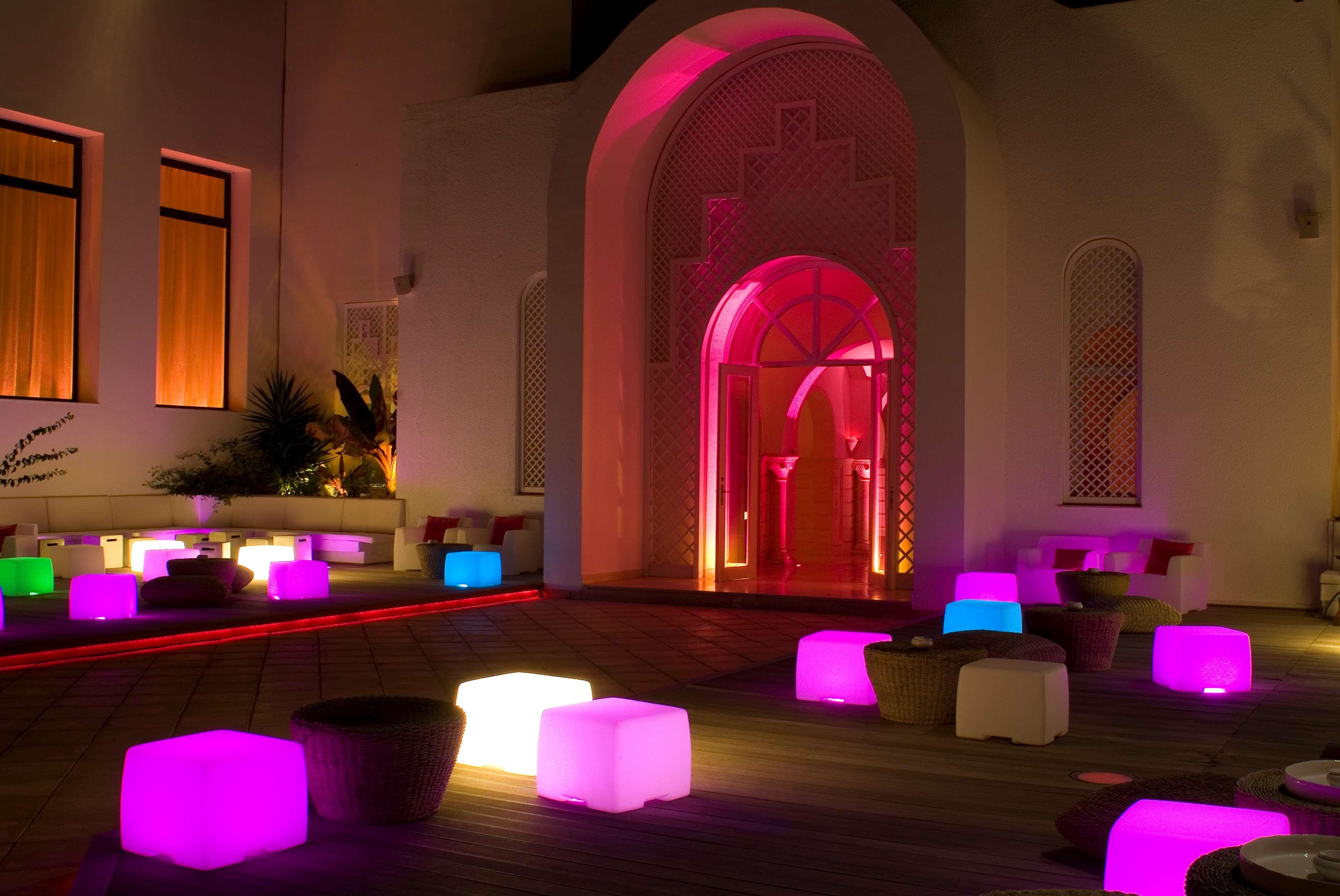 Radisson Blu Palace Resort & Thalasso, Djerba Mezraia Luaran gambar The interior of the nightclub