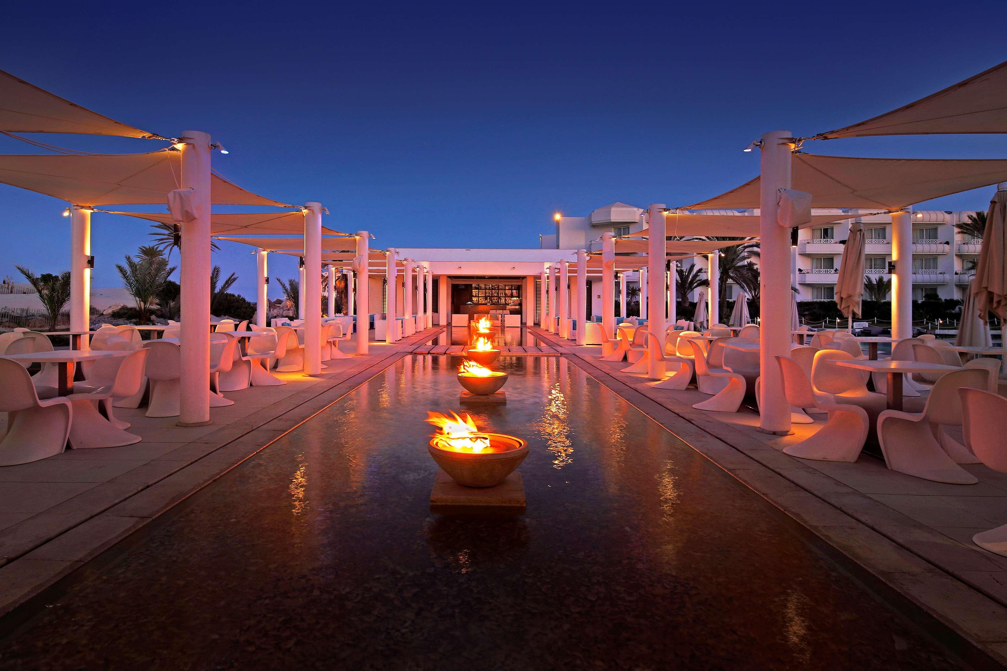 Radisson Blu Palace Resort & Thalasso, Djerba Mezraia Luaran gambar The resort's main restaurant