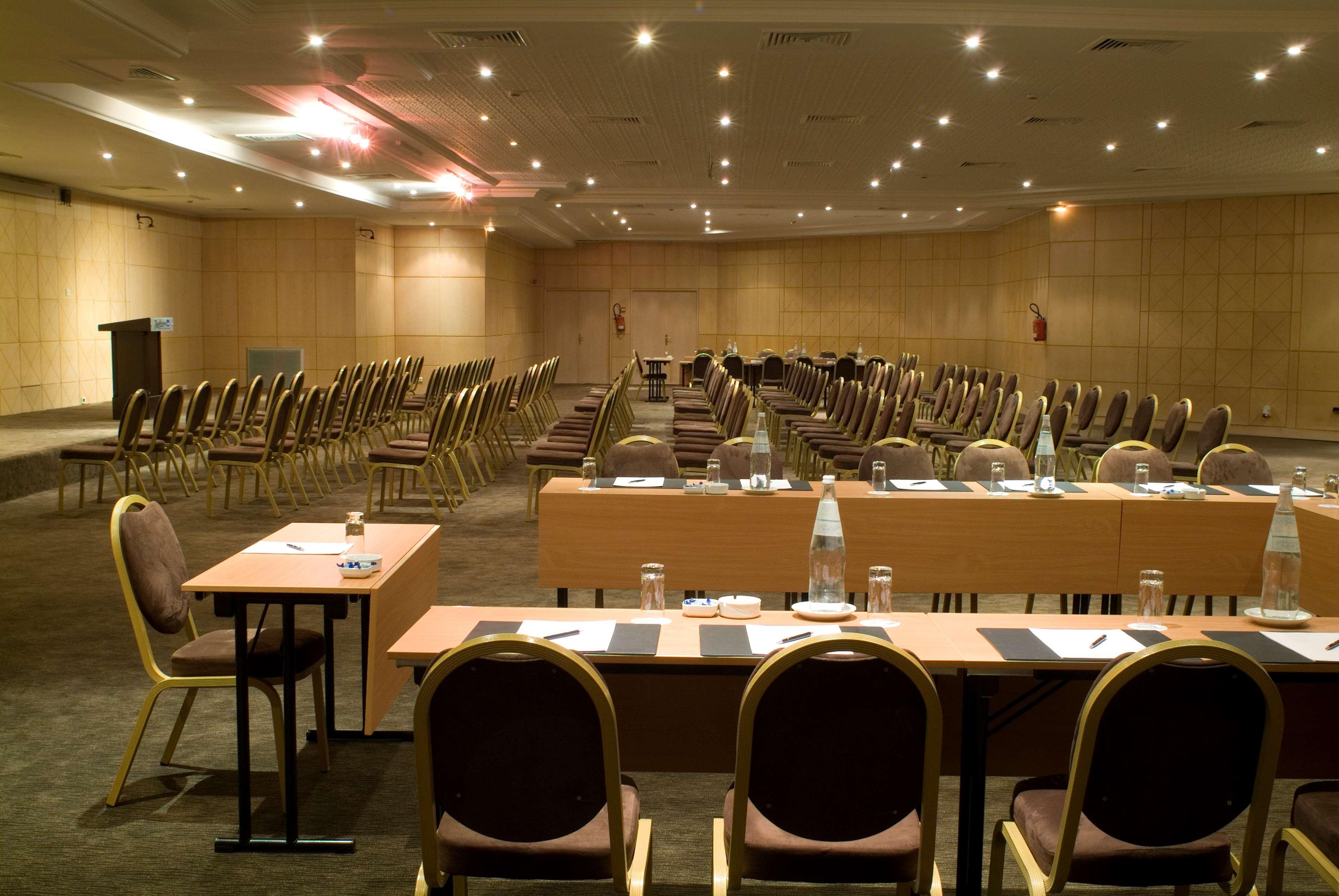 Radisson Blu Palace Resort & Thalasso, Djerba Mezraia Luaran gambar The conference room of the European University