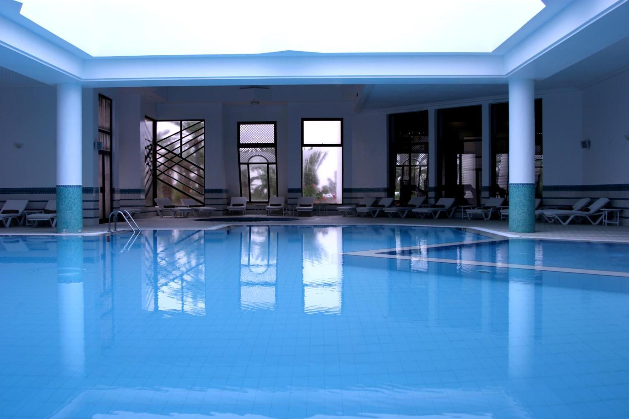 Radisson Blu Palace Resort & Thalasso, Djerba Mezraia Luaran gambar Indoor swimming pool