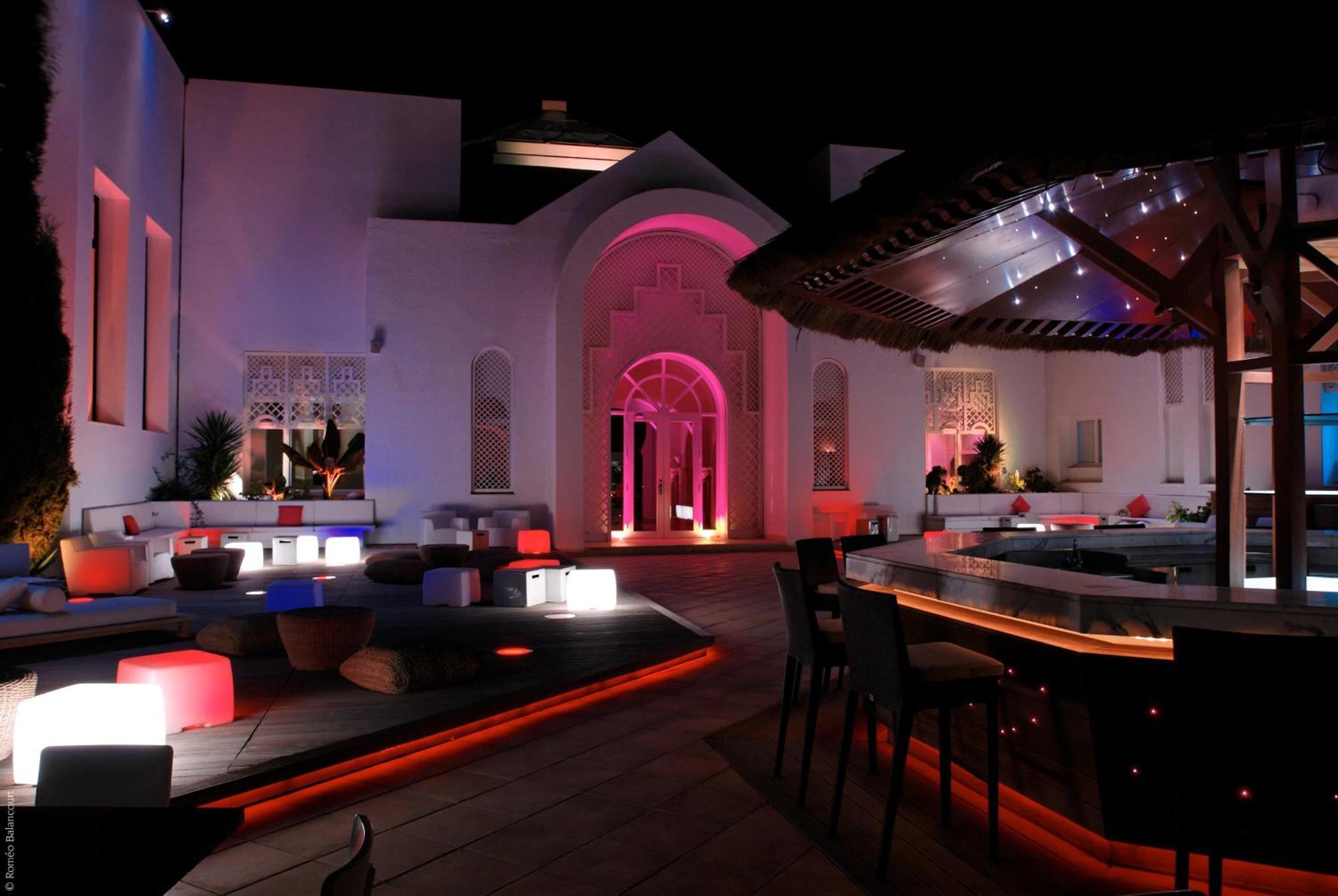 Radisson Blu Palace Resort & Thalasso, Djerba Mezraia Luaran gambar The bar at the nightclub
