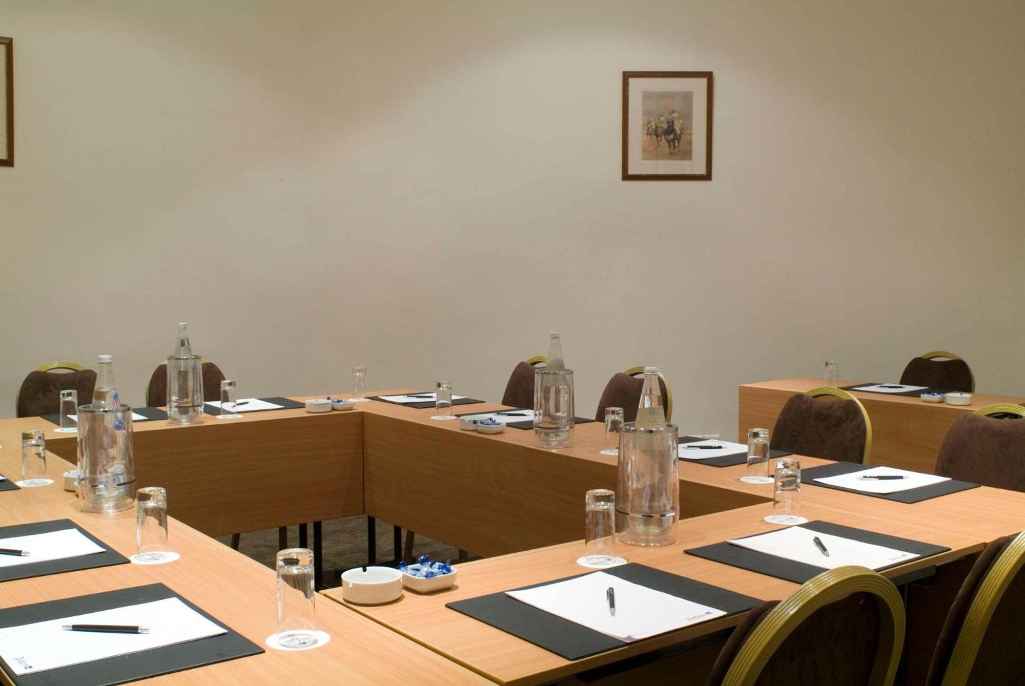 Radisson Blu Palace Resort & Thalasso, Djerba Mezraia Luaran gambar A meeting room at the hotel